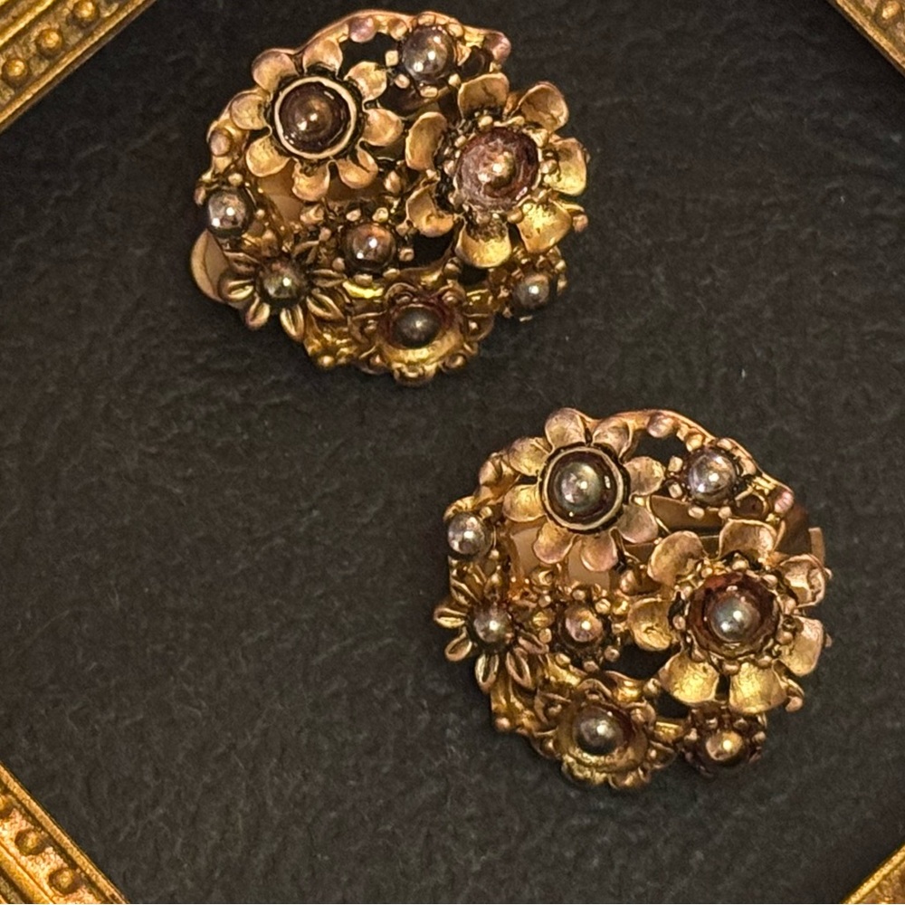 VTG Gorgeous Brassy Gold Floral Cluster w/ Grey Pearls Earrings - Picture 7 of 16